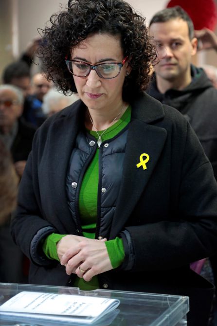 La candidata por ERC, Marta Rovira, ejerciendo su voto en el Casal Mossèn Guiteras en la ciudad de Vic, porta el lazo amarillo. La candidata por ERC, Marta Rovira, ejerciendo su voto en el Casal Mossèn Guiteras en la ciudad de Vic, porta el lazo amarillo.