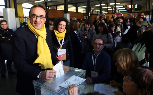 El exconseller de la Generalitat y candidato en la lista de JuntsxCat Josep Rull, deposita su voto en el colegio electoral Lenaspa en la ciudad de Terrassa. El exconseller de la Generalitat y candidato en la lista de JuntsxCat Josep Rull, deposita su voto en el colegio electoral Lenaspa en la ciudad de Terrassa.