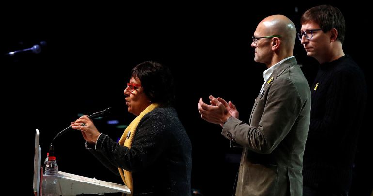 Los exconsellers Carles Mundó (i), Dolors Bassa (2i), y Raül Romeva (c), durante el mitin de cierre de campaña de ERC Los exconsellers Carles Mundó (i), Dolors Bassa (2i), y Raül Romeva (c), durante el mitin de cierre de campaña de ERC