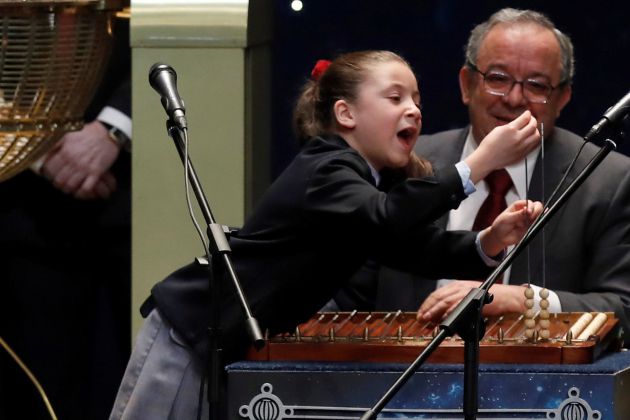 La niña protagonista del sorteo. La niña protagonista del sorteo.