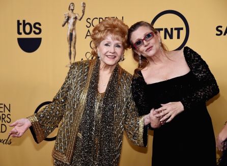 Carrie Fisher y su madre Debbie Reynolds en 2015 Carrie Fisher y su madre Debbie Reynolds en 2015