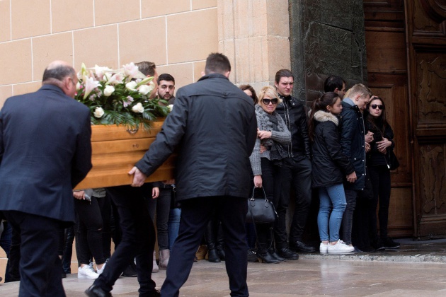 Familiares y amigos con el féretro de la joven de 20 años que murió este sábado en Benicàssim (Castellón)