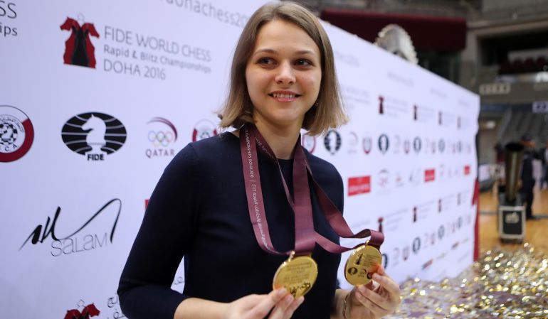 Anna Muzychuk durante el campeonato mundial de 2016, donde ganó dos campeonatos del mundo. Anna Muzychuk durante el campeonato mundial de 2016, donde ganó dos campeonatos del mundo.