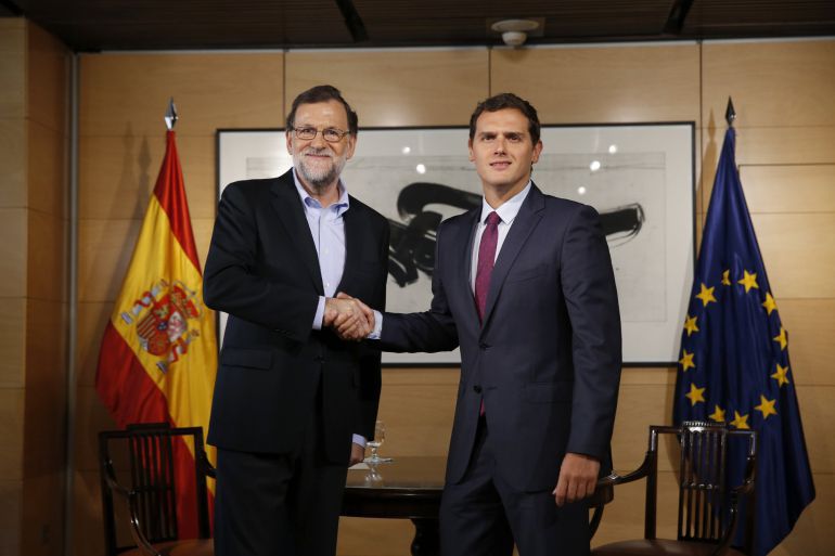 El presidente del Gobierno en funciones, Mariano Rajoy, y el líder de Ciudadanos, Albert Rivera, se saludan en una reunión mantenida el pasado 18 de agosto El presidente del Gobierno en funciones, Mariano Rajoy, y el líder de Ciudadanos, Albert Rivera, se saludan en una reunión mantenida el pasado 18 de agosto