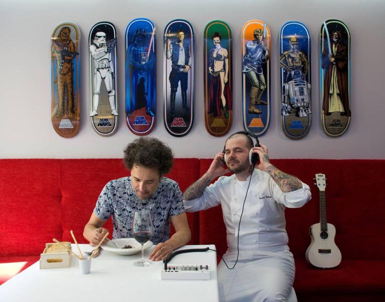 El músico Pecker y el chef Tonino Valeinte, en el Tatau Bistró de Huesca, uno de los cientos de locales que recomendados en 'Bares Indiespensables'. El músico Pecker y el chef Tonino Valeinte, en el Tatau Bistró de Huesca, uno de los cientos de locales que recomendados en 'Bares Indiespensables'.