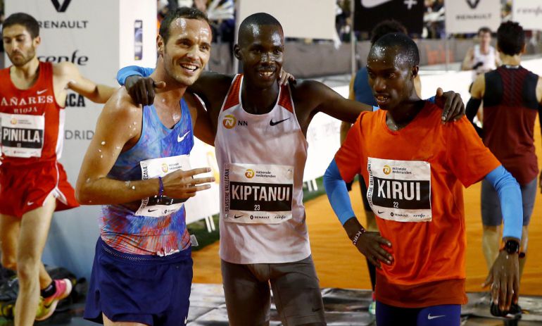El keniano Eric Kiptanui (centro) posa junto a su compatriota Amos Kirui (derecha) y al español Toni Abadía (izquierda) tras lograr la primera, segunda y tercera posición en la San Silvestre Vallecana. El keniano Eric Kiptanui (centro) posa junto a su compatriota Amos Kirui (derecha) y al español Toni Abadía (izquierda) tras lograr la primera, segunda y tercera posición en la San Silvestre Vallecana.