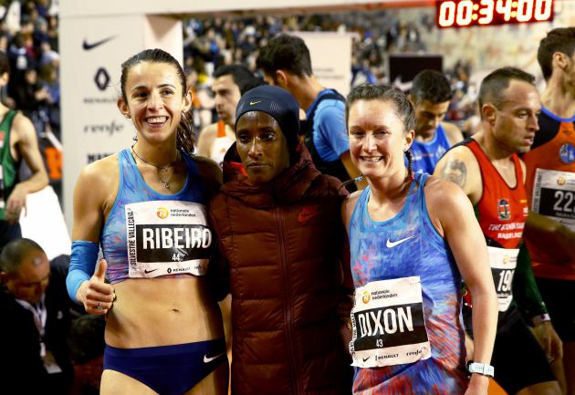 La etíope Gelete Burka (en el centro) junto a Ribeiro y Dixom. La etíope Gelete Burka (en el centro) junto a Ribeiro y Dixom.