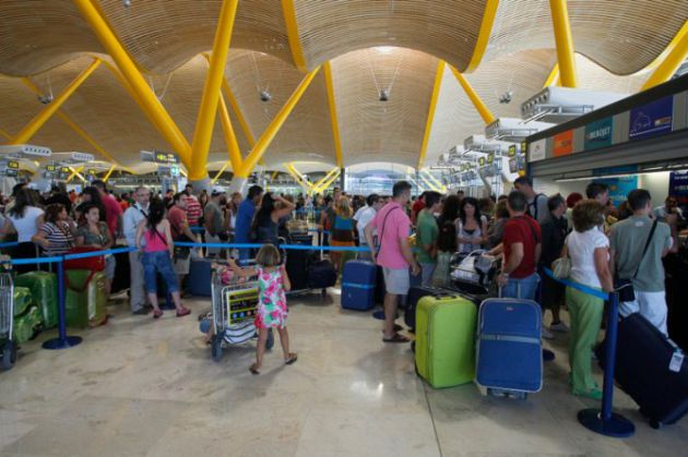 Colas en al Aeropuerto Madrid-Barajas Adolfo Suárez Colas en al Aeropuerto Madrid-Barajas Adolfo Suárez