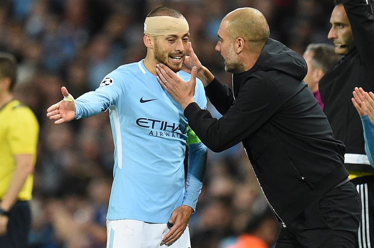 Guardiola da indicaciones a Silva durante un partido del City Guardiola da indicaciones a Silva durante un partido del City