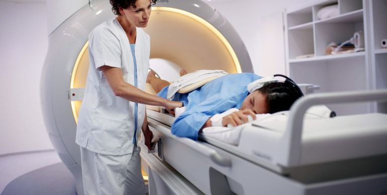 Una paciente se somete a un escáner en un hospital.
Una paciente se somete a un escáner en un hospital.