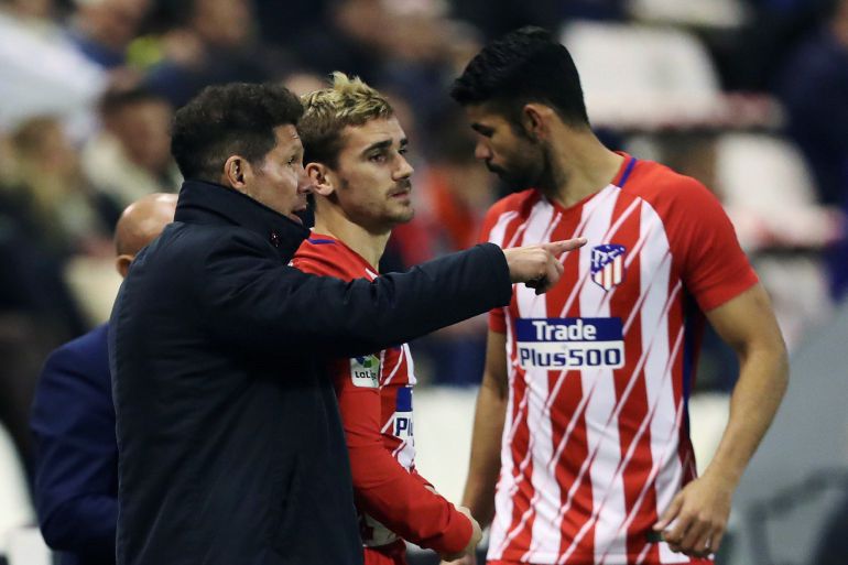 Simeone da instrucciones a Costa y Griezmann Simeone da instrucciones a Costa y Griezmann