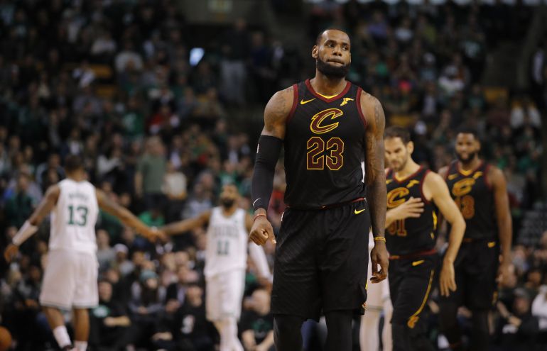 Lebron James durante el encuentro de Cleveland Cavaliers con Boston Celtics Lebron James durante el encuentro de Cleveland Cavaliers con Boston Celtics