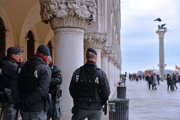 Varios policías vigilan delante del palacio Ducal, junto a la plaza de San Marcos. Varios policías vigilan delante del palacio Ducal, junto a la plaza de San Marcos.