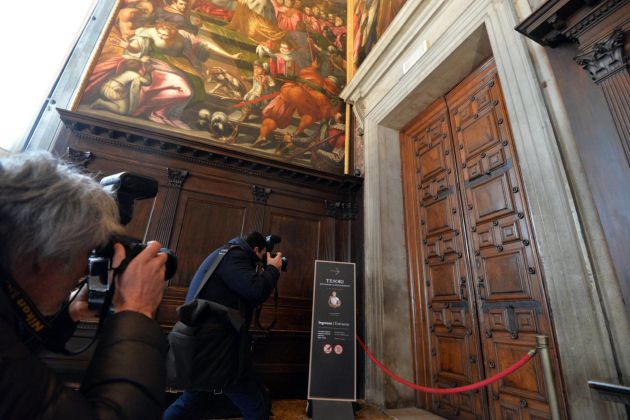 Varios fotógrafos toman fotos de las puertas cerradas de la Sala dello Scrutigno. Varios fotógrafos toman fotos de las puertas cerradas de la Sala dello Scrutigno.