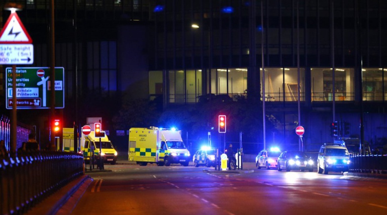 Equipos de Emergencia junto al Manchester Arena momentos después de la explosión a la salida de un concierto de Ariana Grande Equipos de Emergencia junto al Manchester Arena momentos después de la explosión a la salida de un concierto de Ariana Grande