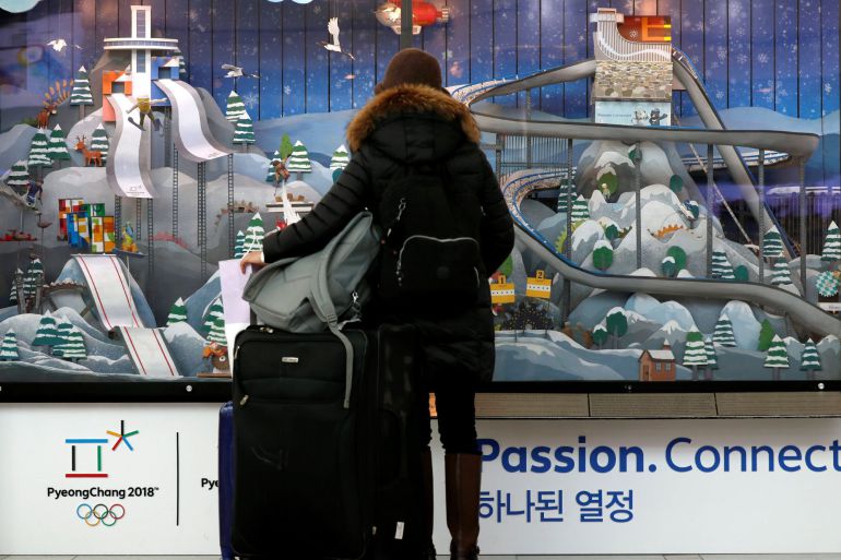 Una mujer observa un escaparate promocional de los Juegos Olímpicos de Invierno de PyeongChang 2018 en una estación de Seúl Una mujer observa un escaparate promocional de los Juegos Olímpicos de Invierno de PyeongChang 2018 en una estación de Seúl