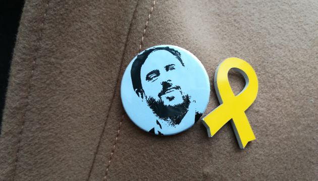 Chapa con el rostro de Junquera lucida ayer por Gabriel Rufián Chapa con el rostro de Junquera lucida ayer por Gabriel Rufián