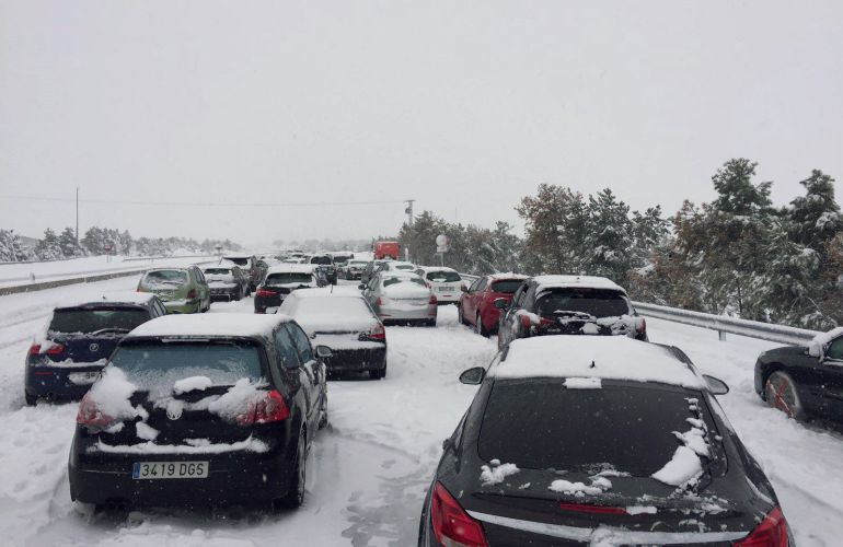Fotografía facilitada por un conductor retenido en la A-6, a la altura del Km 75, en sentido Madrid. Fotografía facilitada por un conductor retenido en la A-6, a la altura del Km 75, en sentido Madrid.