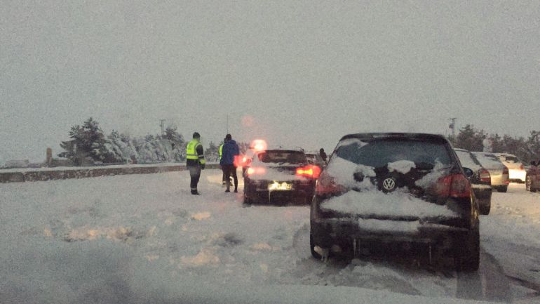 Fotografía facilitada por un conductor retenido en la A-6, a la altura del Km 75, en sentido Madrid. Fotografía facilitada por un conductor retenido en la A-6, a la altura del Km 75, en sentido Madrid.