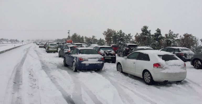 Familias atrapadas en sus coches por la nevada en la AP-6 pasaron la noche en sus coches a la espera de que las máquinas quitanieve pudieran desbloquear las vías. Familias atrapadas en sus coches por la nevada en la AP-6 pasaron la noche en sus coches a la espera de que las máquinas quitanieve pudieran desbloquear las vías.