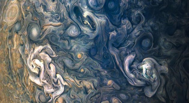 La misión Juno muestra sus nuevas imágenes sobre Júpiter. La misión Juno muestra sus nuevas imágenes sobre Júpiter.