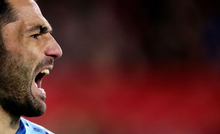 Adán ordena a su defensa durante el derbi sevillano Adán ordena a su defensa durante el derbi sevillano