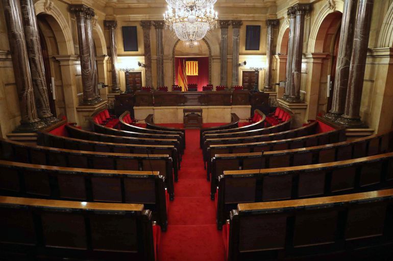 Vista del hemiciclo del Parlament, a una semana de su constitución, mientras los partidos prosiguen los contactos para la configuración de la Mesa del Parlament, con la incógnita de si los soberanistas podrían investir a Carles Puigdemont por la vía telemática, lo que rechazan las fuerzas no independentistas. Vista del hemiciclo del Parlament, a una semana de su constitución, mientras los partidos prosiguen los contactos para la configuración de la Mesa del Parlament, con la incógnita de si los soberanistas podrían investir a Carles Puigdemont por la vía telemática, lo que rechazan las fuerzas no independentistas.