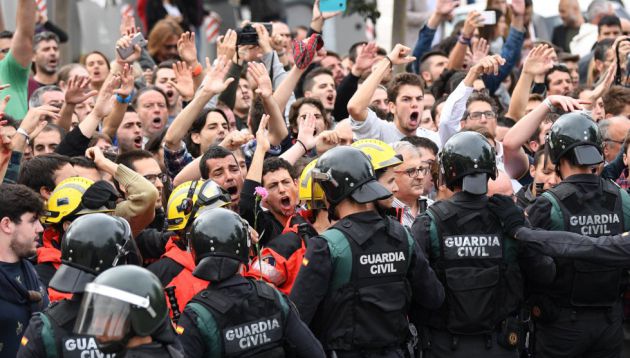 Protesta frente a miembros de la Guardia Civil el 1-O Protesta frente a miembros de la Guardia Civil el 1-O