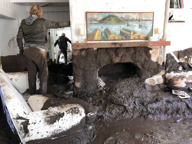 El lodo ha entrado en ceintos de casas de Montecito, California.