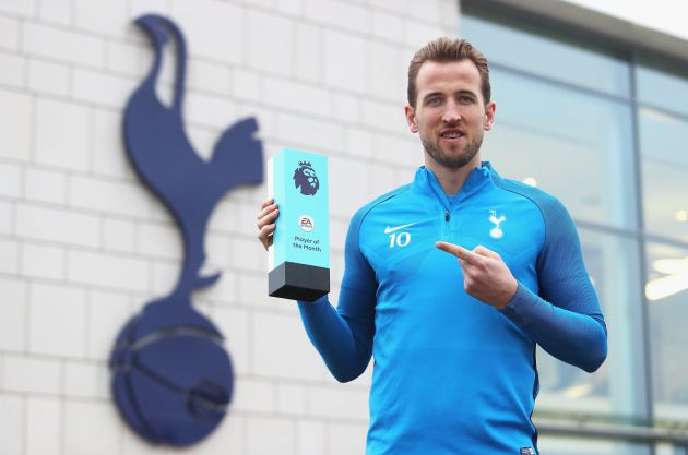 Kane posa con el premio al mejor de diciembre Kane posa con el premio al mejor de diciembre