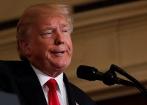 Trump niega haber dicho países de mierda y asegura que el acuerdo para renovar visas temporales está más lejos que antes