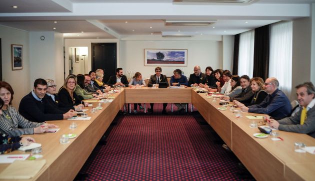 El expresidente catalán Carles Puigdemont (c) , durante la reunión con una delegación formada por el grupo parlamentario de JxCat de 25 diputados, en Bruselas El expresidente catalán Carles Puigdemont (c) , durante la reunión con una delegación formada por el grupo parlamentario de JxCat de 25 diputados, en Bruselas