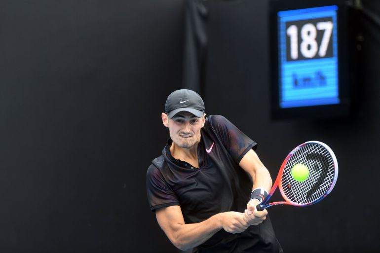 Bernard Tomic devuelve la bola en el partido ante Sonego en el Open de Australia Bernard Tomic devuelve la bola en el partido ante Sonego en el Open de Australia