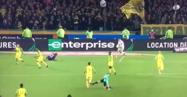 Imagen en la que Tony Chapron le pega una patada al jugador del Nantes Imagen en la que Tony Chapron le pega una patada al jugador del Nantes