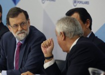 Rajoy pide a los suyos "ser mejores y trabajar más" ante el auge de Ciudadanos