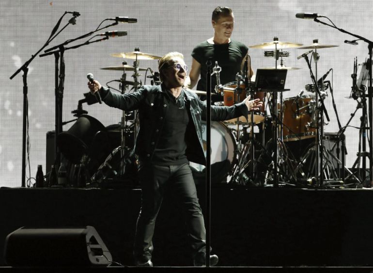 La banda irlandesa U2, con su líder y cantante Bono, durante su actuación en el Estadio Olímpico de Barcelona, el pasado mes de julio. La banda irlandesa U2, con su líder y cantante Bono, durante su actuación en el Estadio Olímpico de Barcelona, el pasado mes de julio.