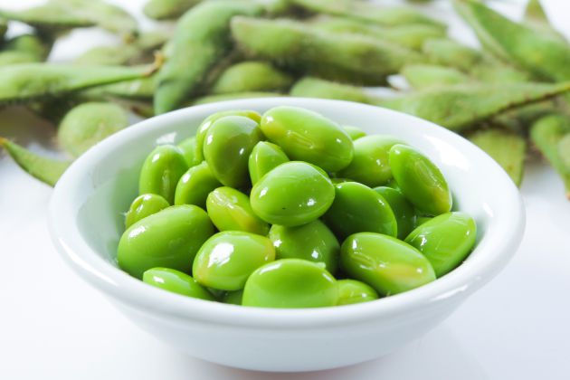 Del edamame, normalmente, se come solo lo de dentro. Del edamame, normalmente, se come solo lo de dentro.