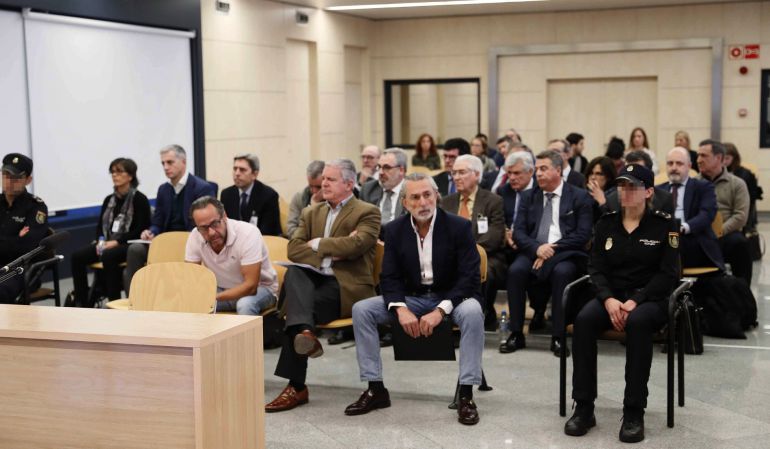 (Primera fila - de izda a dcha) Álvaro Pérez Alonso 'El Bigotes', responsable de la empresa Orange Market; Pablo Crespo, número dos de la trama Gürtel, y Francisco Correa, empresario y 'cabecilla' de la trama, durante el juicio que se celebra en la Audiencia Nacional sobre la supuesta financiación ilegal del PP de Valencia a través de la trama Gürtel. (Primera fila - de izda a dcha) Álvaro Pérez Alonso 'El Bigotes', responsable de la empresa Orange Market; Pablo Crespo, número dos de la trama Gürtel, y Francisco Correa, empresario y 'cabecilla' de la trama, durante el juicio que se celebra en la Audiencia Nacional sobre la supuesta financiación ilegal del PP de Valencia a través de la trama Gürtel.