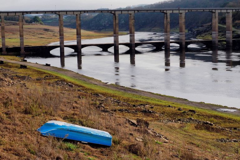Estado actual del embalse de Belesar, Río Miño, a su paso por la localidad de Portomarín. Estado actual del embalse de Belesar, Río Miño, a su paso por la localidad de Portomarín.