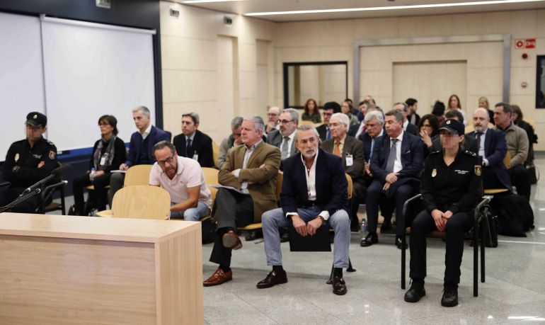 Álvaro Pérez Alonso 'El Bigotes', responsable de la empresa Orange Market; Pablo Crespo, número dos de la trama Gürtel, y Francisco Correa, empresario y 'cabecilla' de la trama, durante el juicio que se celebra en la Audiencia Nacional sobre la supuesta financiación ilegal del PP de Valencia a través de la trama Gürtel. Álvaro Pérez Alonso 'El Bigotes', responsable de la empresa Orange Market; Pablo Crespo, número dos de la trama Gürtel, y Francisco Correa, empresario y 'cabecilla' de la trama, durante el juicio que se celebra en la Audiencia Nacional sobre la supuesta financiación ilegal del PP de Valencia a través de la trama Gürtel.