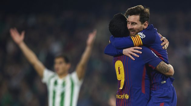 Suárez y Messi festejan un gol en el Villamarín Suárez y Messi festejan un gol en el Villamarín
