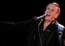 Neil Diamond anuncia que padece parkinson y que deja los escenarios