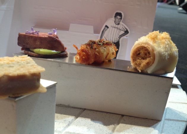 Los aperitivos de El Celler de Can Roca están inspirados en los sabores del bar de sus padres (canelones, patatas bravas, etc.) y se sirven en un desplegable ilustrado con imágenes de cuando Joan, Josep y Jordi Roca eran pequeños. Los aperitivos de El Celler de Can Roca están inspirados en los sabores del bar de sus padres (canelones, patatas bravas, etc.) y se sirven en un desplegable ilustrado con imágenes de cuando Joan, Josep y Jordi Roca eran pequeños.