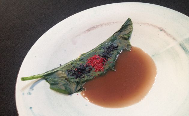 Hoja de tallo rellena de crema de maíz, con reducción de sopa de carne: la reinterpretación de un guiso tradicional de las montañas colombianas. Hoja de tallo rellena de crema de maíz, con reducción de sopa de carne: la reinterpretación de un guiso tradicional de las montañas colombianas.