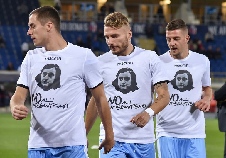 Los jugadores del Lazio calientan antes del partido contra el Bolonia con la camiseta contra el antisemitismo. Los jugadores del Lazio calientan antes del partido contra el Bolonia con la camiseta contra el antisemitismo.