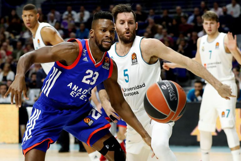El alero del Real Madrid Rudy Fernández lucha el balón con el base estadounidense Toney Douglas. El alero del Real Madrid Rudy Fernández lucha el balón con el base estadounidense Toney Douglas.