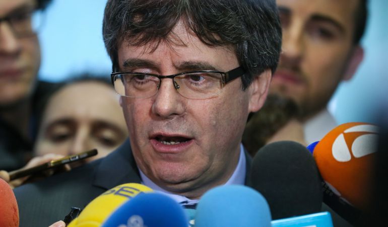 El expresidente de la Generalitat Carles Puigdemont (c) se dirige a los medios tras su reunión con el presidente del Parlamento autónomo, Roger Torrent, en Bruselas El expresidente de la Generalitat Carles Puigdemont (c) se dirige a los medios tras su reunión con el presidente del Parlamento autónomo, Roger Torrent, en Bruselas