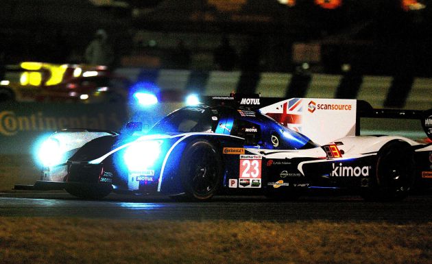 Fernando Alonso, en un entrenamiento nocturno en Daytona Beach. Fernando Alonso, en un entrenamiento nocturno en Daytona Beach.
