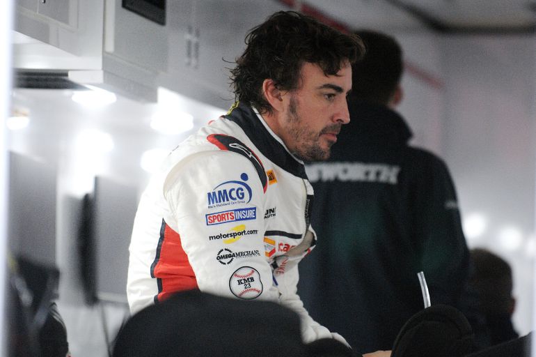 Fernando Alonso se reúne con su equipo después de la sesión de clasificaciones para la competencia Rolex 24 Horas Fernando Alonso se reúne con su equipo después de la sesión de clasificaciones para la competencia Rolex 24 Horas