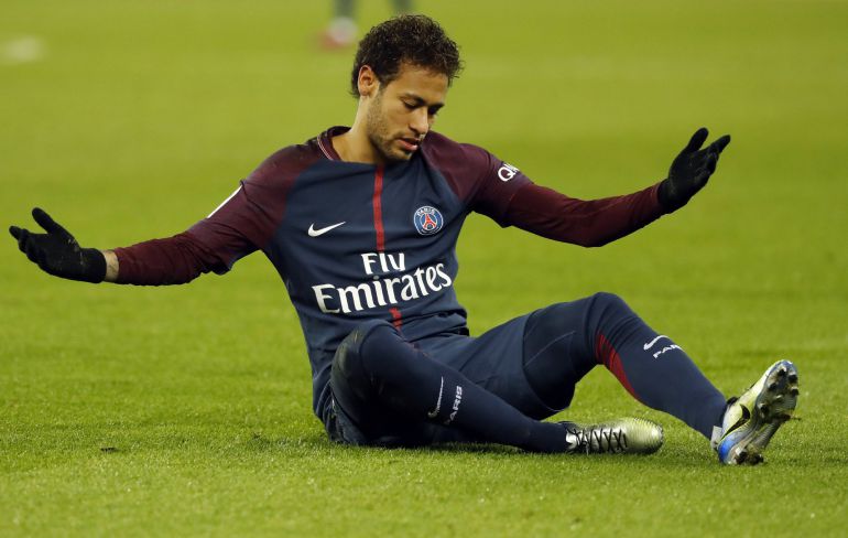 Neymar se lamenta tras una acción del partido contra el Montpellier de este sábado Neymar se lamenta tras una acción del partido contra el Montpellier de este sábado